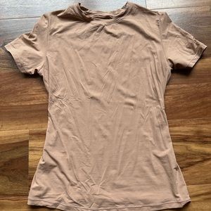 SKIMS Fits Everybody T-Shirt in color Clay, size small